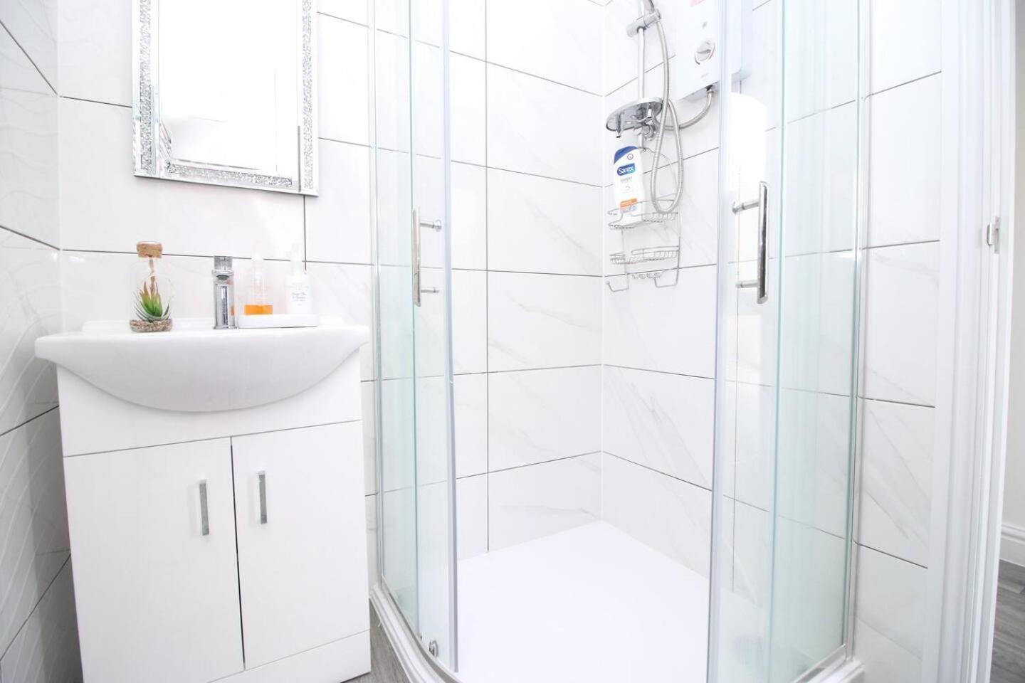 Modern Guesthouse, Fast Wi-Fi, Street Free Parking, Central, Fully Equipped Cardiff Exteriör bild