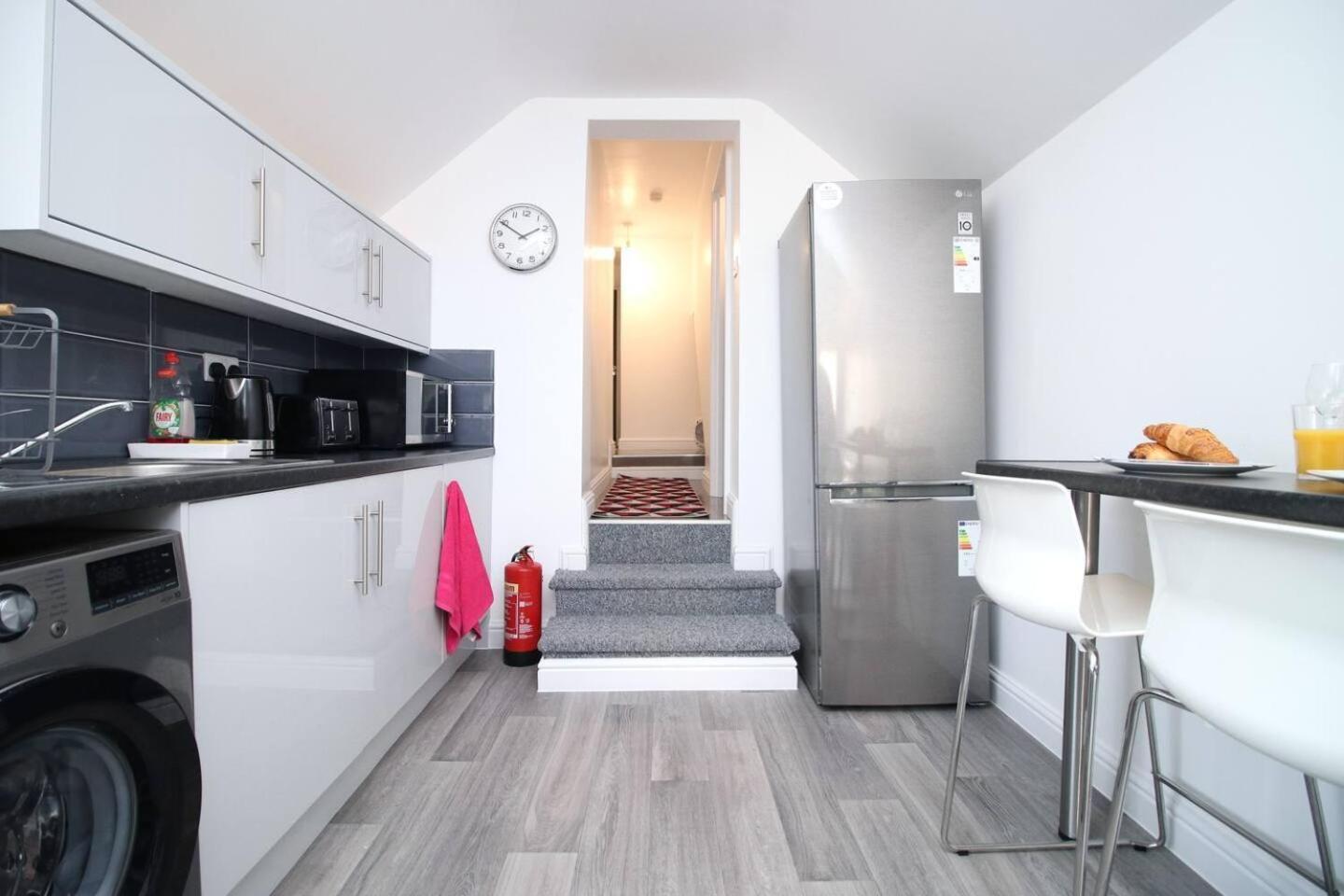 Modern Guesthouse, Fast Wi-Fi, Street Free Parking, Central, Fully Equipped Cardiff Exteriör bild