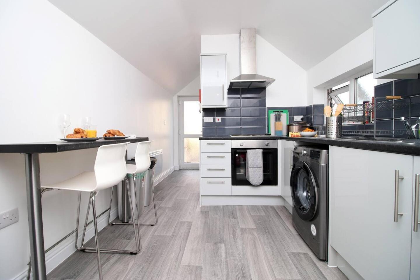 Modern Guesthouse, Fast Wi-Fi, Street Free Parking, Central, Fully Equipped Cardiff Exteriör bild