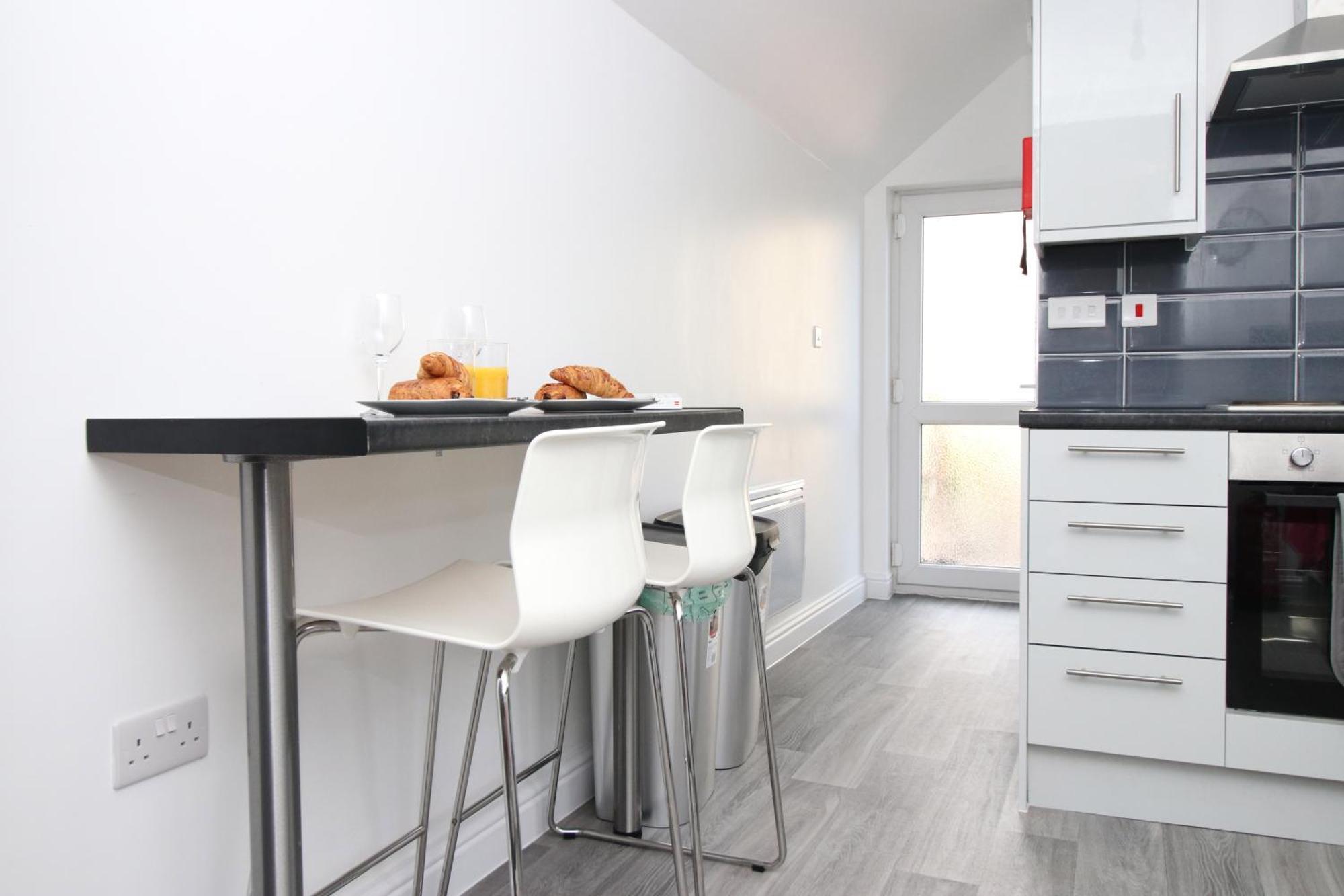 Modern Guesthouse, Fast Wi-Fi, Street Free Parking, Central, Fully Equipped Cardiff Exteriör bild