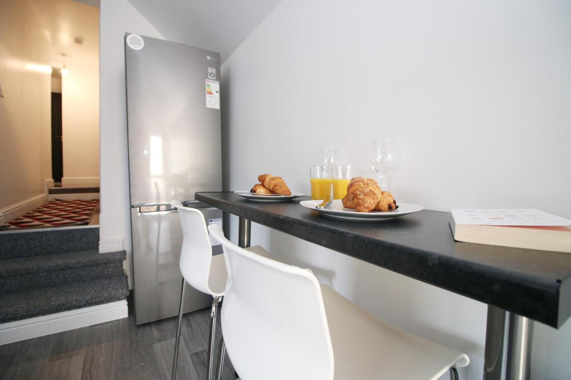 Modern Guesthouse, Fast Wi-Fi, Street Free Parking, Central, Fully Equipped Cardiff Exteriör bild
