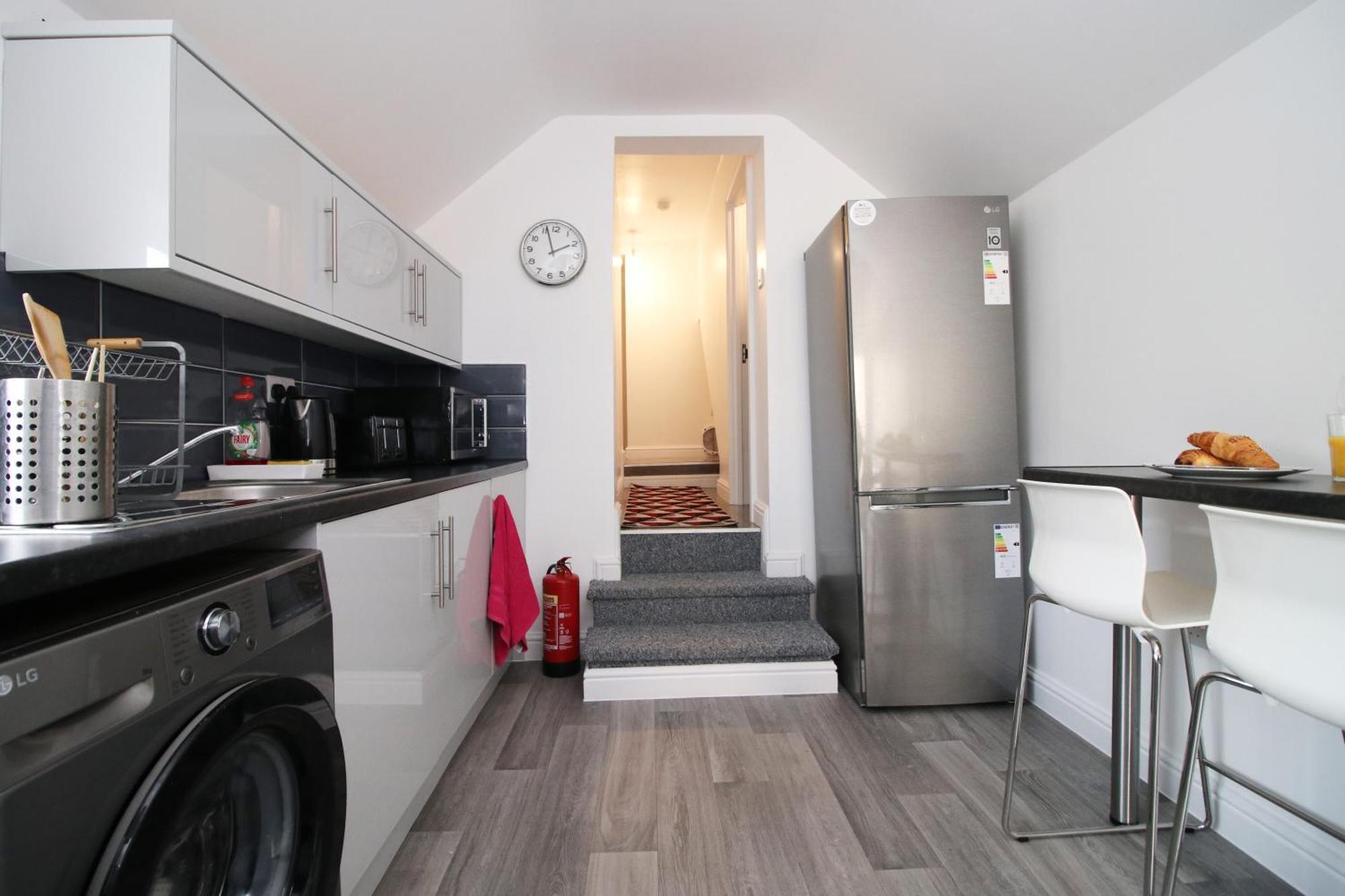 Modern Guesthouse, Fast Wi-Fi, Street Free Parking, Central, Fully Equipped Cardiff Exteriör bild