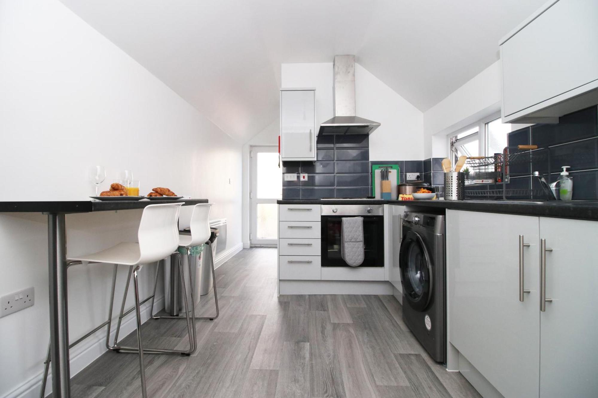 Modern Guesthouse, Fast Wi-Fi, Street Free Parking, Central, Fully Equipped Cardiff Exteriör bild