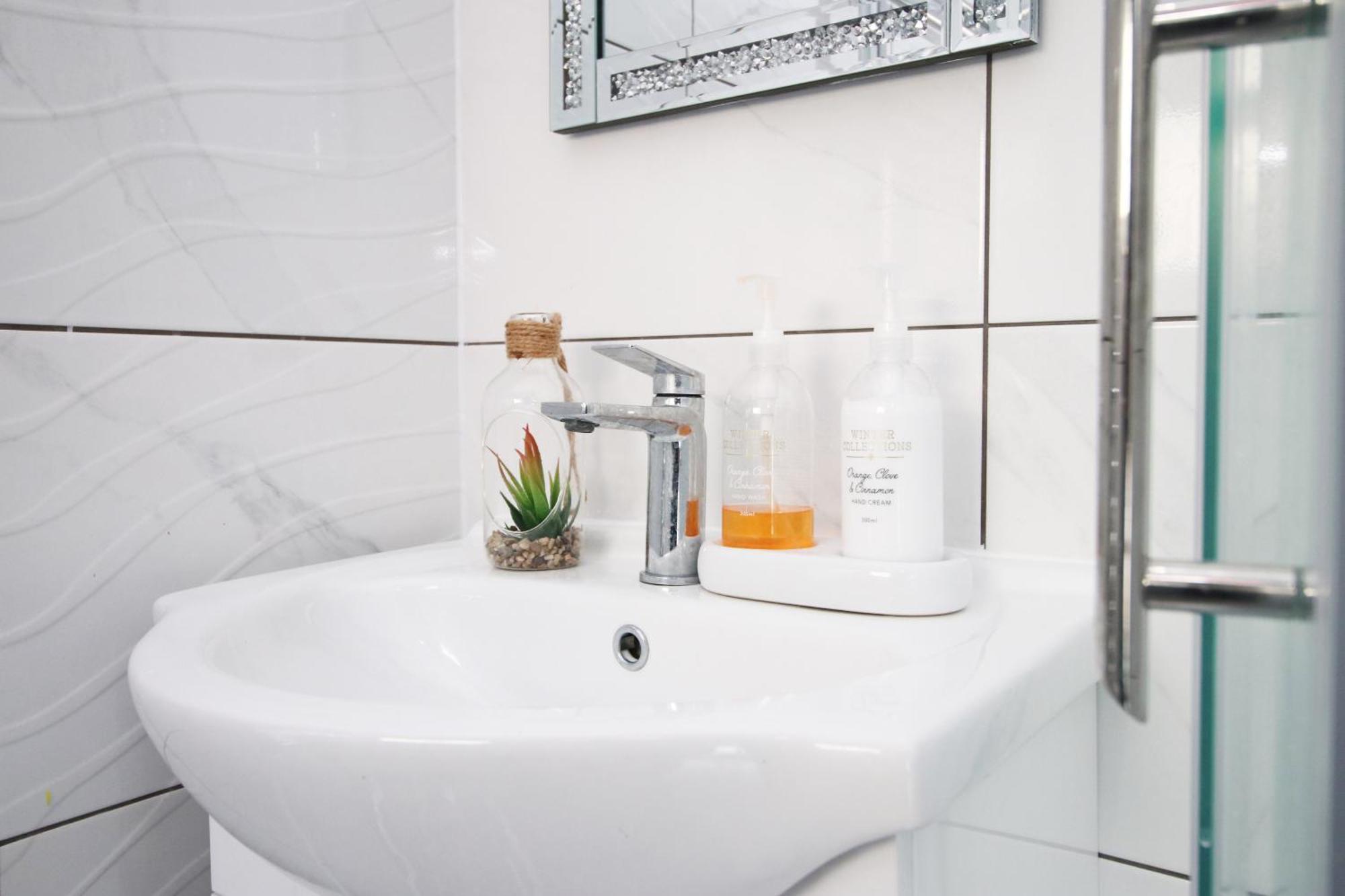 Modern Guesthouse, Fast Wi-Fi, Street Free Parking, Central, Fully Equipped Cardiff Exteriör bild